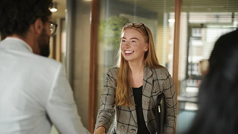 Frau schüttelt Mann die Hand